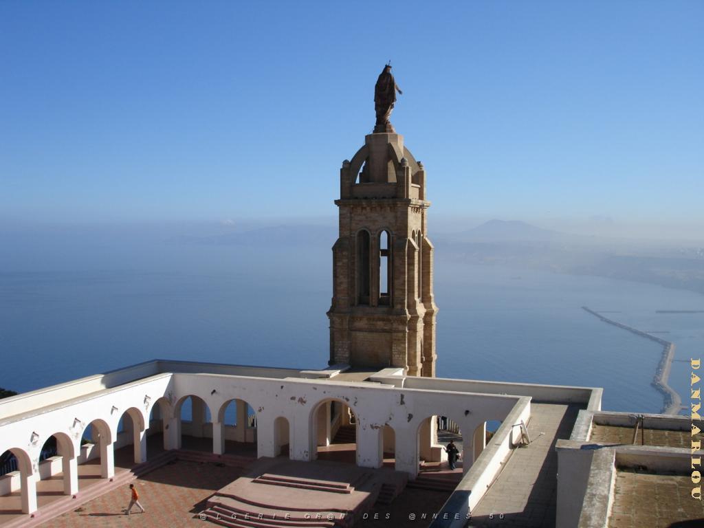 ORAN 10 2005 021 SANTA CRUZ ET DANS LA BRUME LA MONTAGNE DES LIONS.JPG
